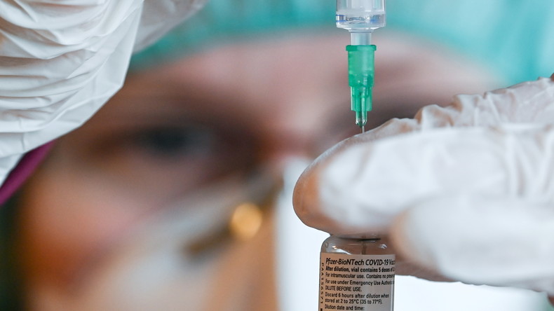 Covid-19 : une femme de 78 ans a reçu la première dose de vaccin Pfizer/BioNTech en France