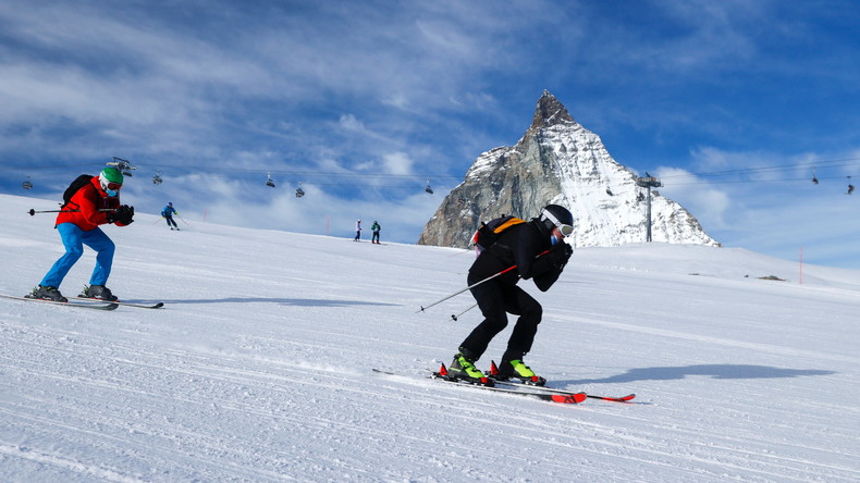 Des Britanniques s'enfuient de nuit d'une station de ski suisse malgré leur quarantaine