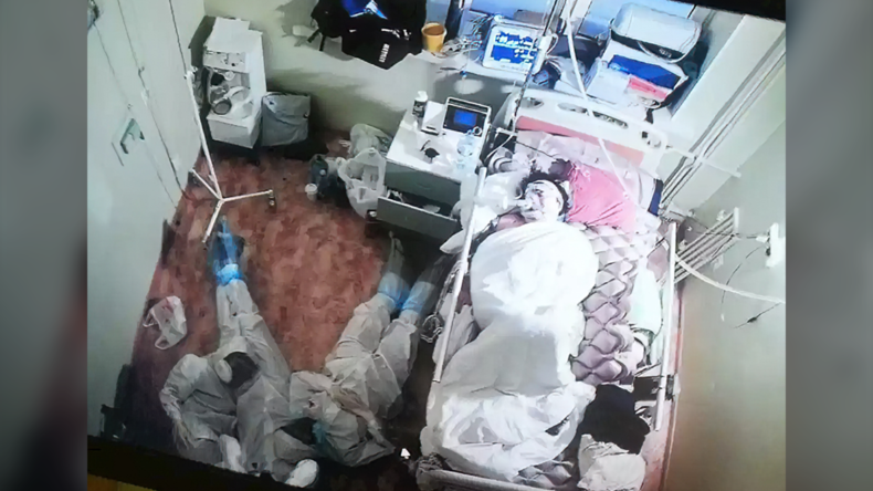 Covid-19 : une photo de trois médecins endormis au chevet d'une patiente a touché les internautes