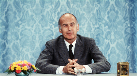 Le président de la république Valéry Giscard d'Estaing répond aux questions des journalistes lors d'une conférence de presse, le 26 juin 1980 à l'Elysée.
