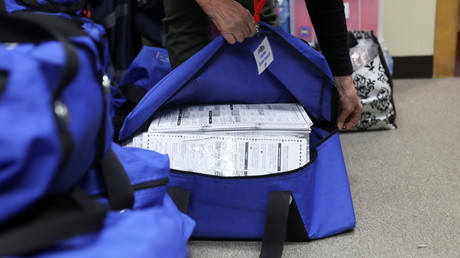 Des agents électoraux ouvrent des sacs contenant des bulletins de vote le lendemain du jour de l'élection à Kenosha, dans le Wisconsin, le 4 novembre 2020 (image d'illustration)