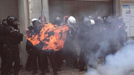 Policier en feu ? Critiquée pour une photo trompeuse, l'AFP nie toute volonté de «manipulation»