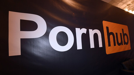 Un logo Pornhub est affiché sur le stand de l'entreprise à l'Adult Entertainment Expo 2018 au Hard Rock Hotel & Casino le 24 janvier 2018 à Las Vegas (Nevada), Etats-Unis (image d'illustration).