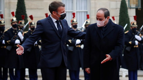 Le président français Emmanuel Macron accueille le président égyptien Abdel Fattah al-Sissi à l'Elysée à Paris lors de sa visite officielle en France, le 7 décembre 2020.