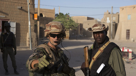 Soldat français avec un homologue malien à Tombouctou en 2014 (image d'illustration).