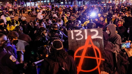 Affrontements entre Proud Boys et contre-manifestants, le 12 décembre 2020 dans la capitale Washington (Etats-Unis).