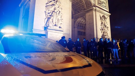 Des policiers manifestent devant l'Arc de Triomphe sur la place de l'Etoile à Paris le 14 décembre 2020 (image d'illustration).