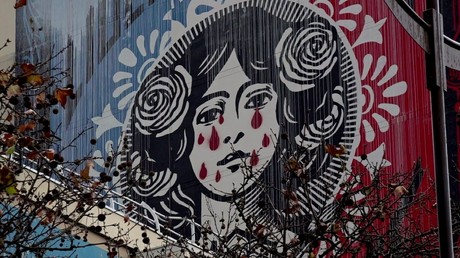 #MariannePleure : des street-artists détournent la fresque d'Obey à Paris