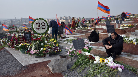 Des personnes visitent les tombes de leurs proches tués pendant le conflit du Haut-Karabagh, à Erevan, Arménie, le 12 décembre 2020 (image d'illustration).