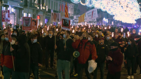 Espagne : marche aux flambeaux à Barcelone pour la libération des leaders indépendantistes catalans