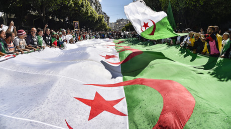 Drapeau algérien déroulé durant une manifestation à Alger le 31 mai 2019 (image d'illustration).