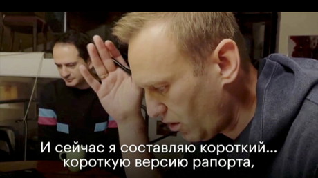 Capture d'écran de la vidéo publiée par Alexeï Navalny sur YouTube. A gauche - Christo Grozev, expert du site anglais d'investigation Bellingcat.