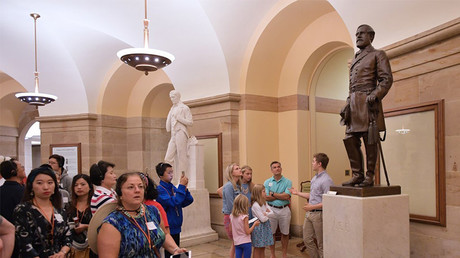 Des visiteurs passent devant une statue du général commandant confédéré Robert Lee, dans la crypte du Capitole américain à Washington, le 24 août 2017 (image d'illustration)
