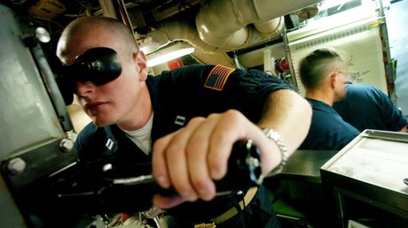 Un militaire américain manipule un périscope à bord du sous-marin nucléaire de classe Ohio USS Georgia (SSGN 729), le 7 octobre 2004, au large des côtes du sud de la Californie (image d'illustration).