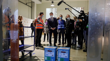 Le ministre français de la Santé Olivier Véran visite un centre logistique pour la distribution du vaccin Covid-19 dans la banlieue parisienne de Chanteloup-en-Brie, le 22 décembre 2020 (image d'illustration).