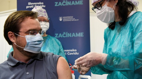 Le ministre slovaque de la Santé Marek Krajci s'est fait vacciner le 26 décembre 2020 (image d'illustration).