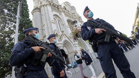 Des policiers sécurisent le périmètre de la basilique Notre-Dame à Nice après l'attaque djihadiste qui a endeuillé la ville, 29 octobre 2020 (image d'illustration).