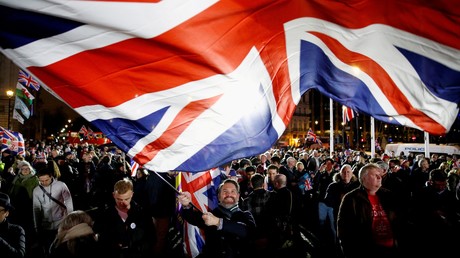 Un homme avec le drapeau britannique le jour du Brexit à Londres