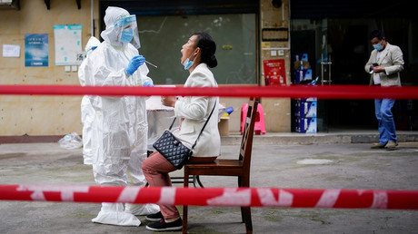 Femme testée en pleine rue à Wuhan (Chine) en mai (image d'illustration).