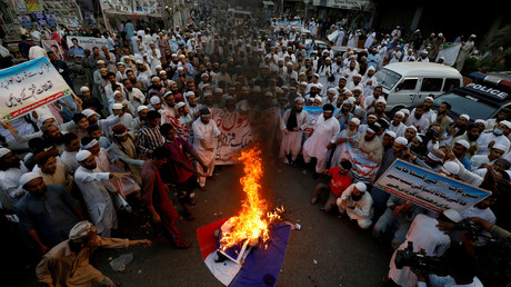 Une foule brûle un drapeau français lors d'une manifestation contre la publication des caricatures de Mahomet, à Karachi, au Pakistan, le 31 octobre 2020 (image d'illustration)