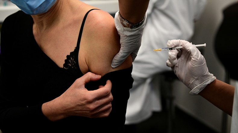 Olivier Véran annonce plus de 5 000 vaccinations en une journée dans les hôpitaux