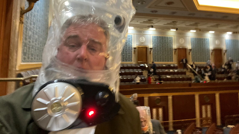 Washington : des parlementaires américains évacués du Capitole avec des masques à gaz