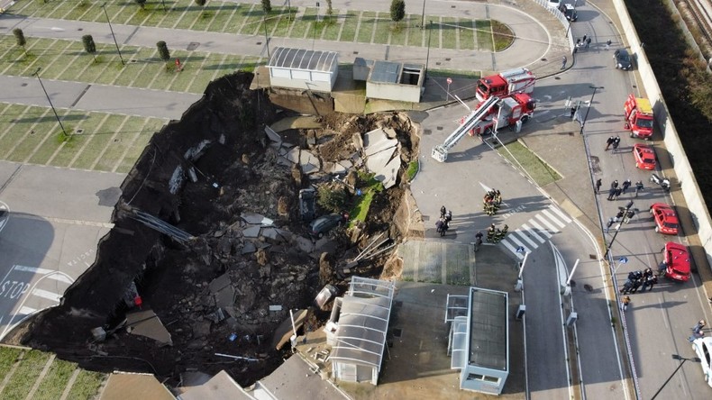 Un gouffre énorme s'est ouvert dans le parking d'un hôpital de Naples, en Italie