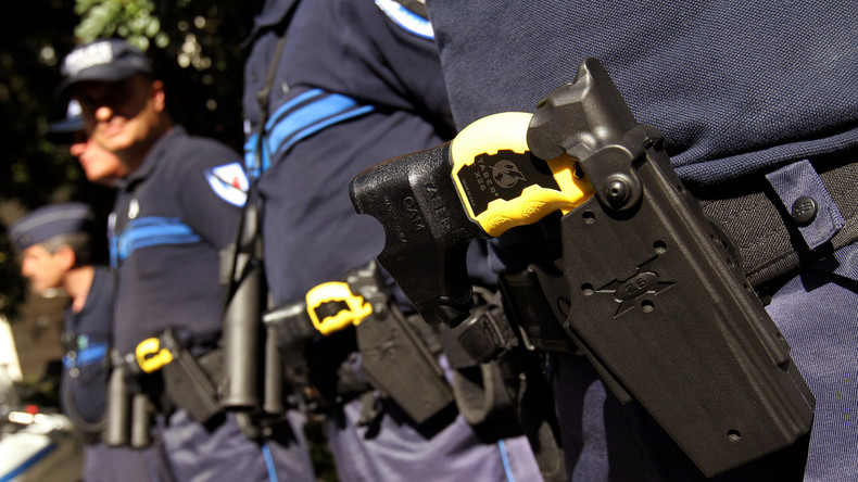 Gérald Darmanin suspend un commissaire de police après l'envoi d'une carte de vœux polémique