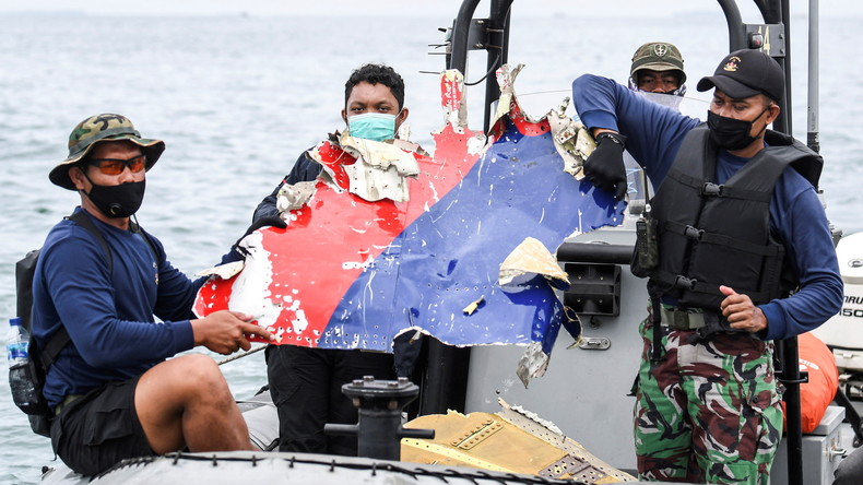 Indonésie : des plongeurs mobilisés pour retrouver les boîtes noires du Boeing disparu