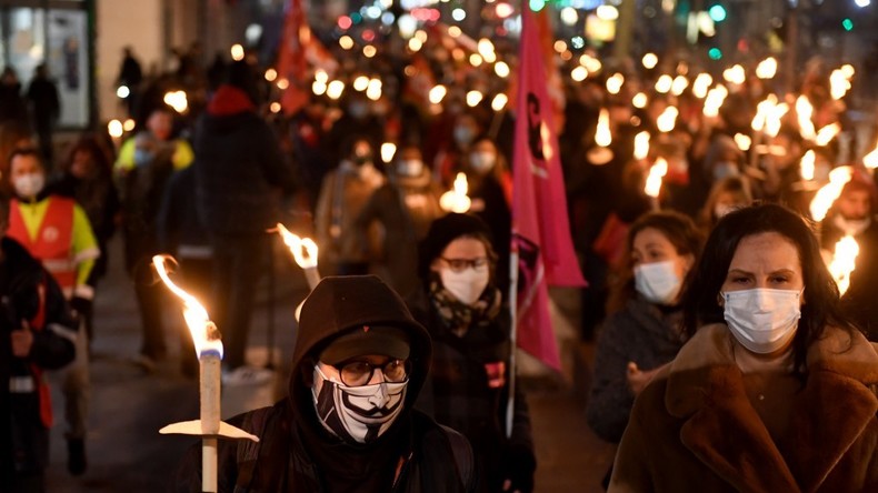 Des manifestants marchent au flambeau à Marseille malgré le couvre-feu