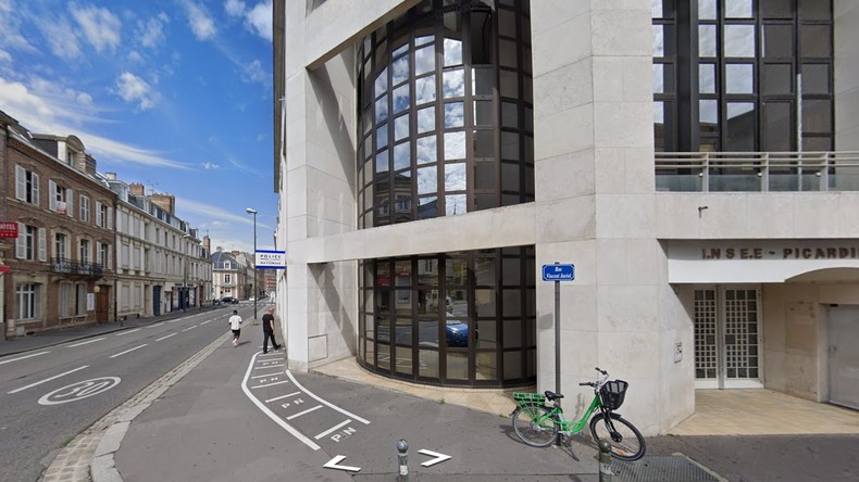 «Tentative d'assassinat» au couteau sur un policier dans un commissariat d'Amiens