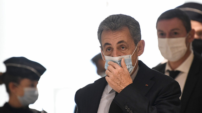Le PNF enquête sur un contrat de Sarkozy avec un groupe d'assurances russe associé à AXA