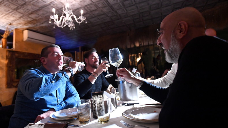 «Moi, j'ouvre» : des restaurateurs italiens excédés bravent les restrictions sanitaires (IMAGES)