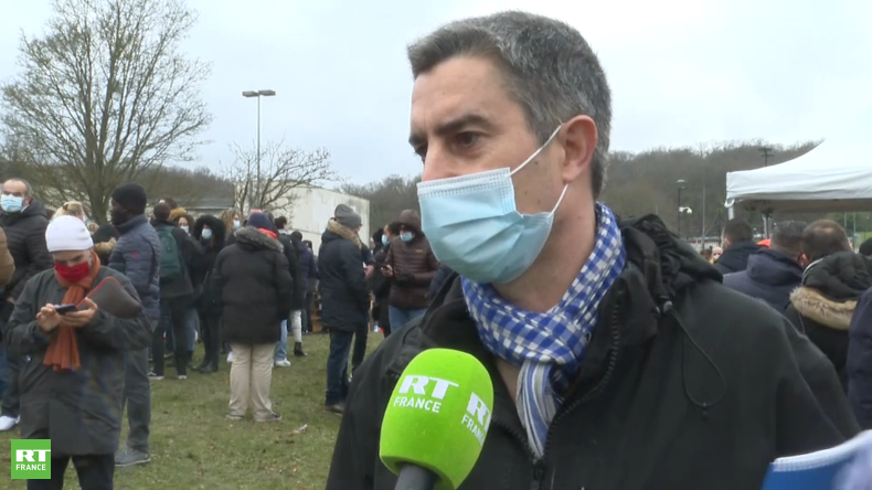 François Ruffin aux côtés des salariés de Sanofi dénonce «la casse d'un outil industriel» (VIDEO)