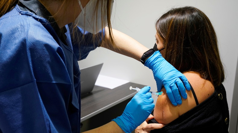 Espagne : scandale et démissions après la vaccination de responsables politiques non prioritaires