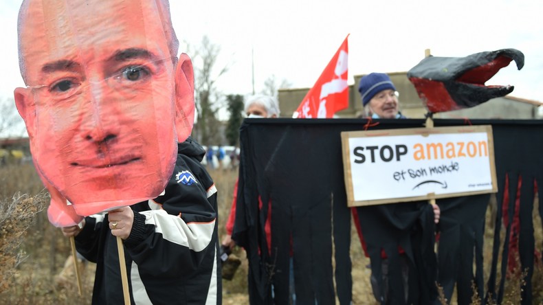 «Ni ici ni ailleurs» : mobilisation contre un vaste projet d'entrepôt Amazon dans le Gard (IMAGES)