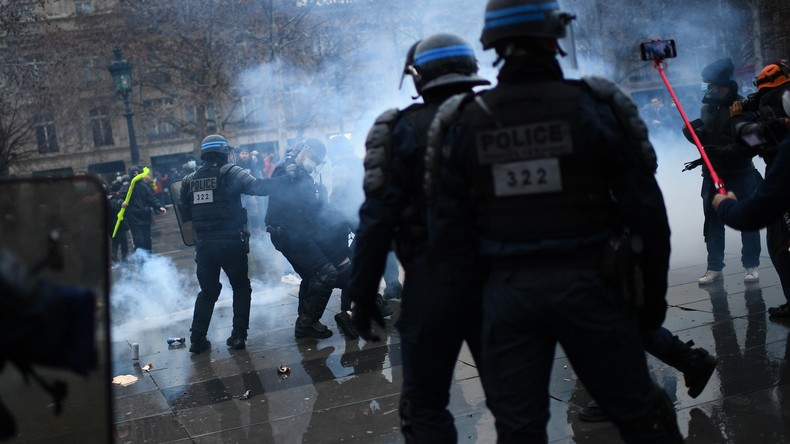 Des heurts éclatent en fin de manifestation contre la loi Sécurité globale à Paris (IMAGES)