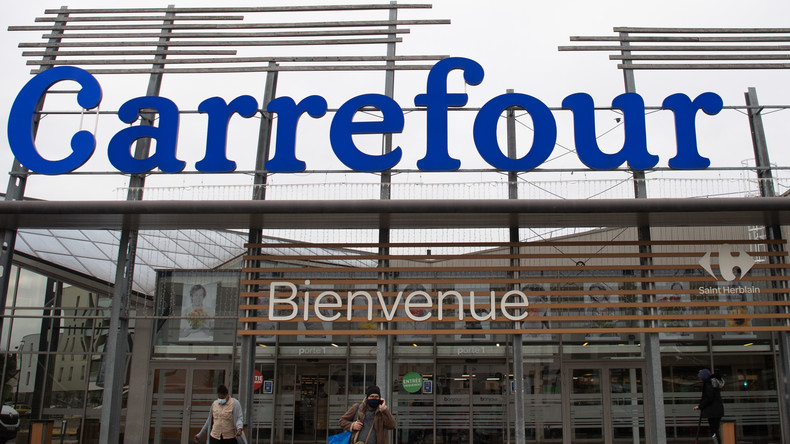 Des militants sortent d'un magasin avec des caddies de produits de première nécessité sans les payer