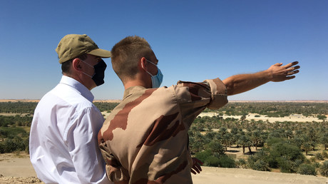 Jean Castex rencontre des soldats français de l'opération Barkhane dans le désert tchadien