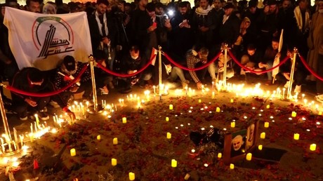 Irak : des centaines de personnes rendent hommage au général iranien Qassem Soleimani à Bagdad