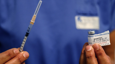 Une seringue et une dose du vaccin Pfizer/BioNTech à l'Hôtel-Dieu, à Paris, le 2 janvier 2020 (image d'illustration)