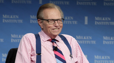 Le célèbre journaliste américain Larry King hospitalisé en raison du Covid-19