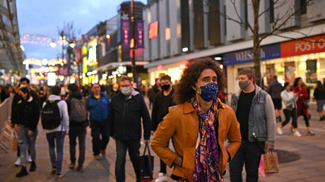 Des passants masqués dans les rues de Newcastle le 19 décembre 2020