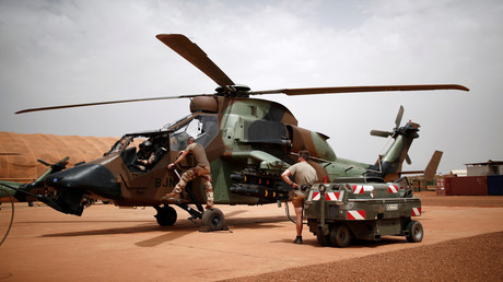 Des soldats français préparent un hélicoptère Tigre pour le combat le 1er aout 2019 (image d'illustration).