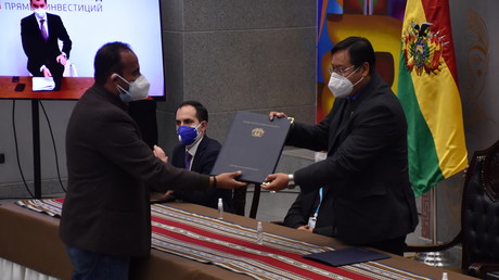 Le président bolivien Luis Arce reçoit un accord signé avec la Russie pour la fourniture de 2,6 millions de doses du vaccin Spoutnik V contre le Covid-19 à La Paz, en Bolivie , 30 décembre 2020 (image d'illustration).