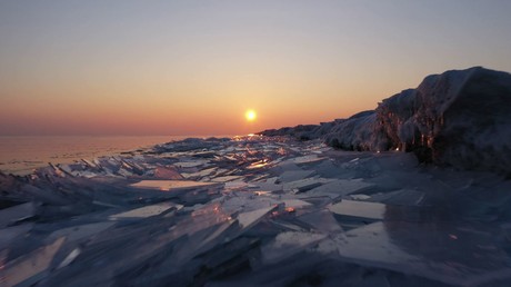 Cristal brisé : un lac au Kazakhstan s’est recouvert d’une croûte de glace impressionnante