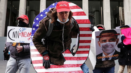 Des supporters de QAnon devant les locaux de Fox News, à New York, le 2 novembre 2020 (image d'illutration)