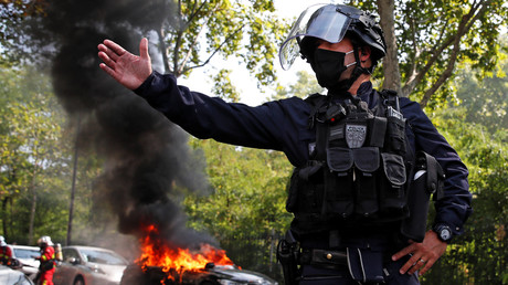 Un fonctionnaire de CRS sécurise le périmètre d'un incendie de véhicule à Paris en marge d'une manifestation des Gilets jaunes le 12 septembre 2020 (image d'illustration).