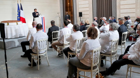 Emmanuel Macron prononce un discours devant les membres de la Fédération française de la boulangerie et de la pâtisserie, à l'Elysée, à Paris, France le 13 janvier 2021.