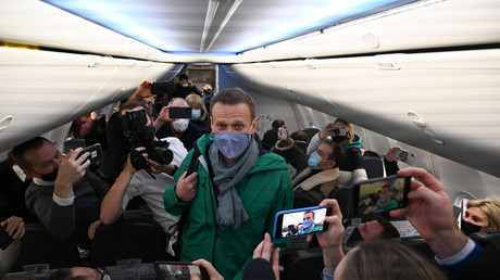 L'opposant russe Alexeï Navalny dans son avion en partance pour Moscou le 17 janvier.